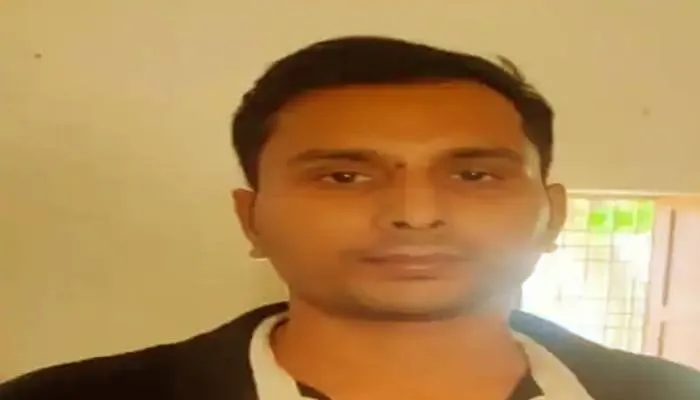 वाराणसी के जंसा में पीईटी की परीक्षा में पकड़ा गया सॉल्वर