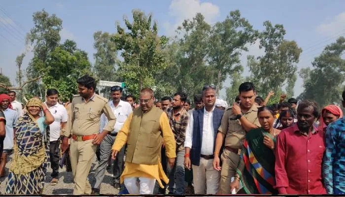 बहराइच: हजारों की संख्या में तहसील पहुंच कर बाढ़ पीड़ितों ने किया प्रदर्शन, लगाया यह आरोप