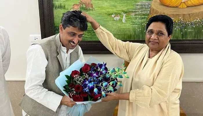 सपा को लगा बड़ा झटका, इमरान मसूद समर्थकों के साथ बसपा में हुए शामिल