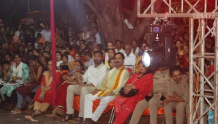 बहराइच: डांडिया महोत्सव बना आकर्षण का केंद्र, मरी माता मंदिर परिसर में हुआ आयोजन
