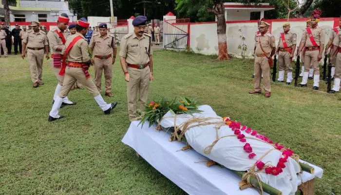 उन्नाव: ड्यूटी से घर लौट रहे पुलिसकर्मी बिगड़ी हालत, मौत …शोक सलामी देकर दी गयी श्रद्धांजलि