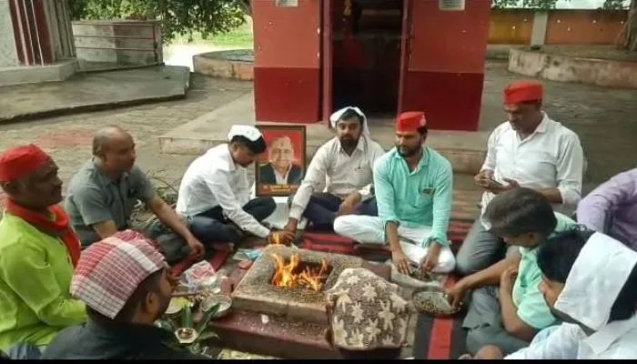 उन्नाव: मुलायम सिंह के शीघ्र स्वस्थ होने को लेकर किया हवन
