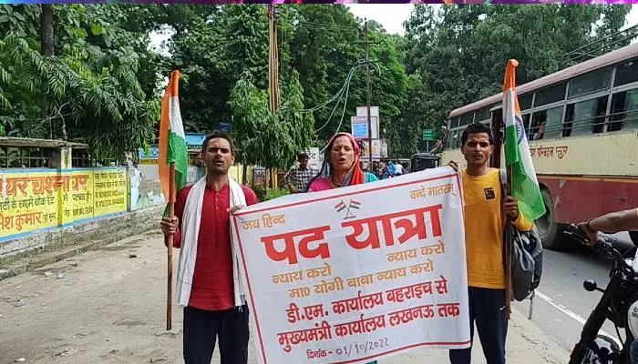 बहराइच: प्रशासनिक लारवाही से नहीं मिला मुआवजा, पीड़ित परिवार ने गांव से शुरू की लखनऊ की पदयात्रा