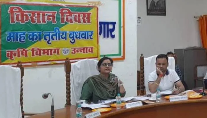उन्नाव: किसान दिवस पर जिलाधिकारी ने सुनी किसानों की समस्याएं