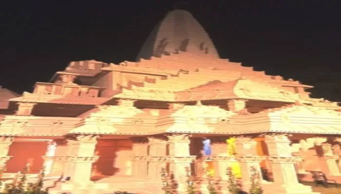 रामभक्तों ने लखनऊ में बनाया भव्य राममंदिर मॉडल का दुर्गा पूजा पंडाल, सुरक्षा में लगे पुलिस कर्मी