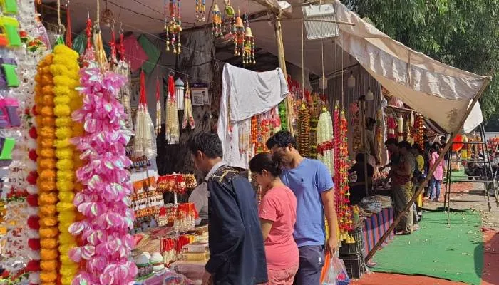धनतेरस के मौके पर लखनऊ के बाजार हुए गुलजार, कहीं लग रही भीड़, तो कहीं ग्राहक का हो रहा इंतजार