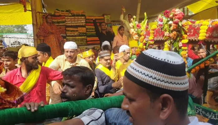 बाराबंकी: ‘या वारिस-या हक’ की सदाओं के बीच निकली पालकी, उमड़ा अकीदतमंदों का सैलाब