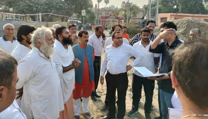 अयोध्या: कमिश्नर ने महापौर के साथ राम मन्दिर पथ निर्माण कार्य का लिया जायजा