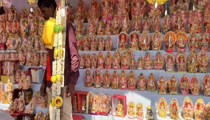 धनतेरस पर्व पर वाराणसी के बाजारों में चहल-पहल, सड़कों पर सजीं अस्थाई दुकानें