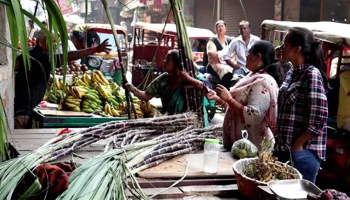 लखनऊ: छठ पूजा सामग्री की खरीदारी हुई शुरू, बाजारों में खरीदारों को बढ़ी चहल-पहल