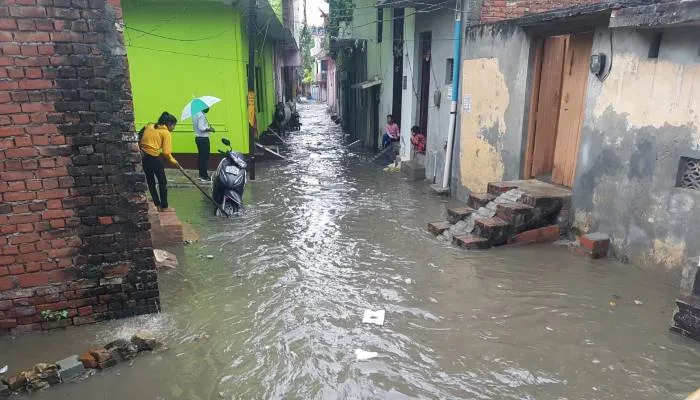 फर्रुखाबाद: झमाझम बारिश से उफनाया नाला, कई स्थानों पर हुआ जलभराव, शहर समेत सात सौ गांवों की बिजली भी हुई ठप