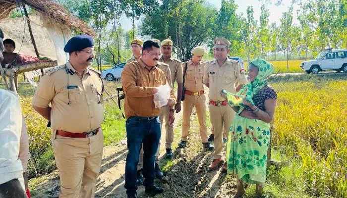 बहराइच: दिवाली पर्व पर बाढ़ पीड़ितों को डीएम ने बांटी राहत सामग्री