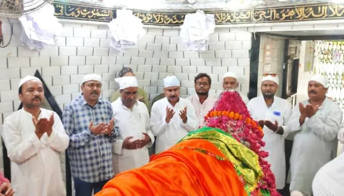 बहराइच: दरगाह पर चादरपोशी कर मुलायम के स्वास्थ्य लाभ की कामना, बाबा से मांगी दुआ, भावुक हुए सपाई