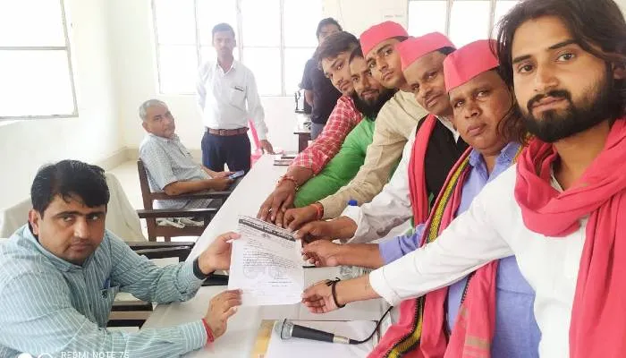 हमीरपुर: निर्दोषों के खिलाफ लगे मुकदमे वापस लेने लिये सपाइयों ने सौंपा ज्ञापन