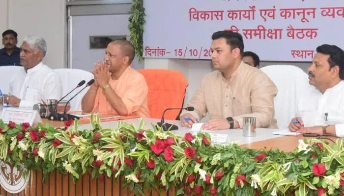 अलीगढ़ पहुंचे सीएम योगी, राजा महेंद्र प्रताप विवि में अधिकारियों के साथ की बैठक