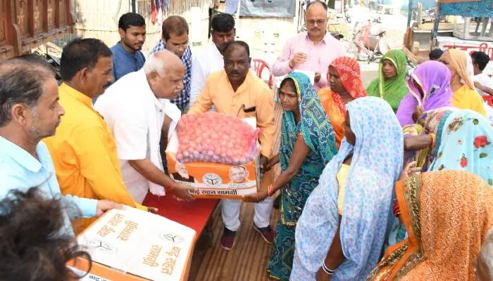 अयोध्या: सांसद ने बाढ़ पीड़ितों को बांटी राहत सामग्री, बोले- सरकार साथ