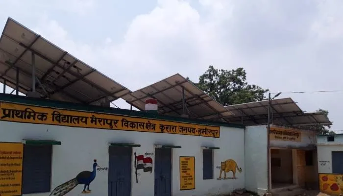 हमीरपुर: सौर पुंज योजना में लगी दो वार्डों में की सोलर लाइट खराब, गलियों में पसरा अंधेरा