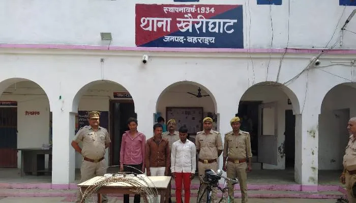 बहराइच: चोरी के माल के साथ पुलिस ने बड़े गिरोह को पकड़ा, एक फरार