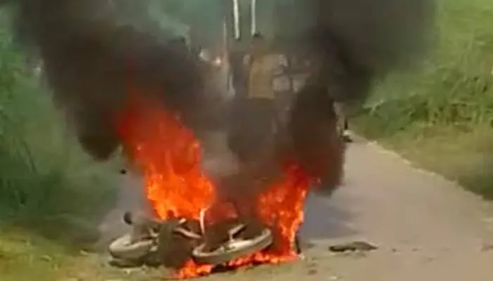 बहराइच: चलती बाइक बनी आग का गोला, युवक ने कूदकर बचाई जान