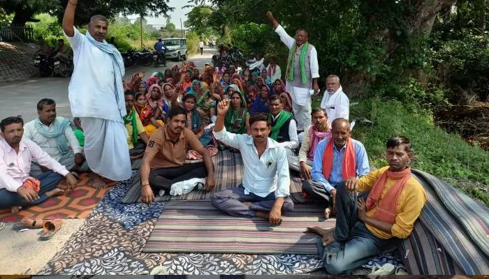 बाराबंकी: हैदरगढ़ में ट्रेनों के ठहराव के लिए शुरू हुआ किसानों का अनिश्चितकालीन धरना