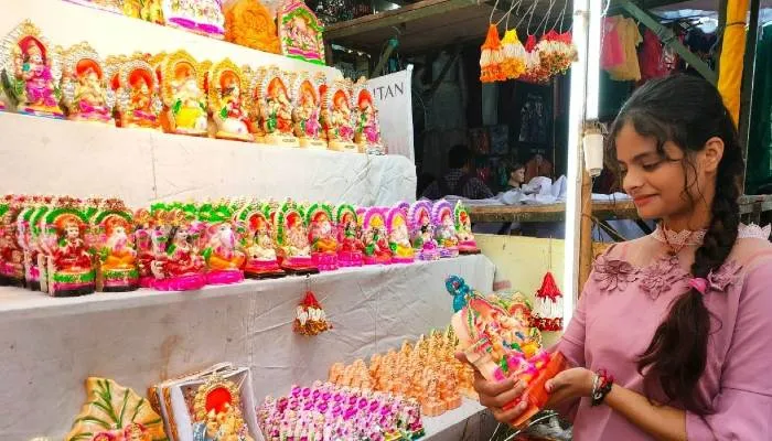 बांदा: मिट्टी की मूरत पर भारी पड़ रहा प्लास्टर ऑफ पेरिस, रोजगार के अभाव में कई परिवारों ने पकड़ी महानगरों की राह