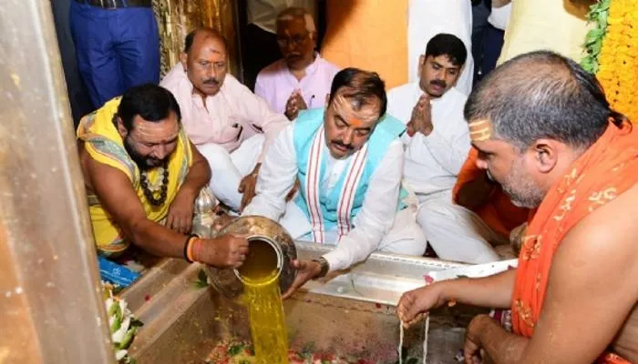 वाराणसी: डिप्टी सीएम केशव मौर्य ने बाबा विश्वनाथ के किए दर्शन पूजन, कार्यकर्ताओं के साथ ली चाय की चुस्की