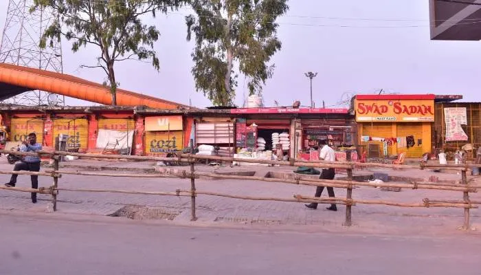 प्रधानमंत्री के आगमन को लेकर अयोध्या में लागू हुई कड़ी बंदिशें, हलकान में स्थानीय लोग