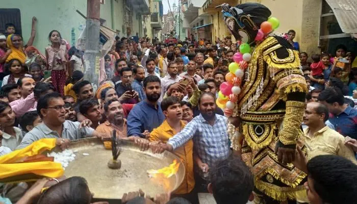इटावा में राम और रावण दल के बीच हुआ घमासान युद्ध, देखने के लिये उमड़ी भीड़