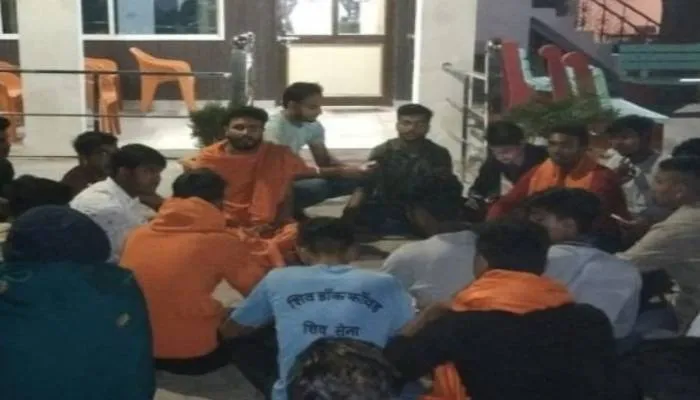 मेरठ: छेड़छाड़ के विरोध विहिप और बजरंग दल के कार्यकर्ताओं ने थाने में पढ़ी हनुमान चालीसा