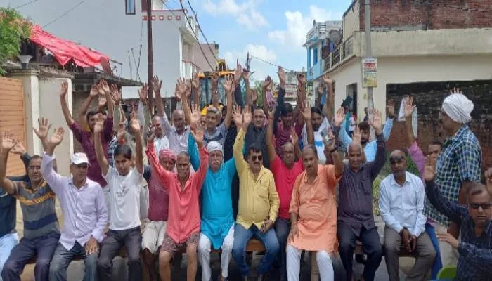 अयोध्या: जनौरा में जलभराव को लेकर भड़का जनाक्रोश, एडीए और नगर निगम के खिलाफ किया प्रदर्शन
