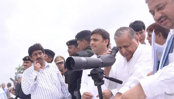 इटावा: शोक में डूबा सैफई गांव, हर शख्स की आंखों में हैं आंसू, नेताजी के निधन से सदमे में हैं समर्थक