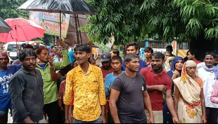 बहराइच: सड़क पर जलभराव से हुआ हादसा, पानी में गिरकर युवक की मौत
