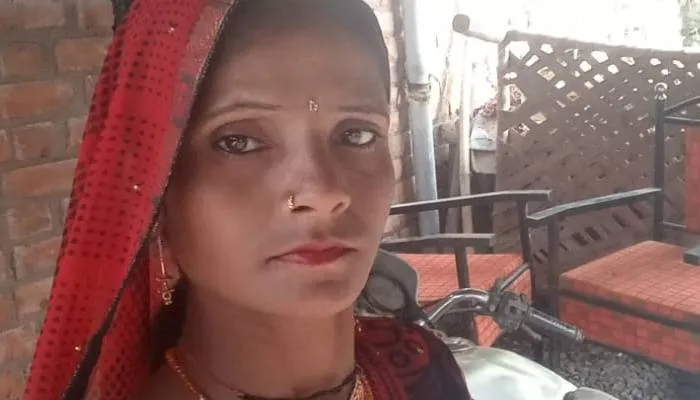 हमीरपुर: सड़क हादसे में बाइक सवार महिला की मौत, सदमे में में पति