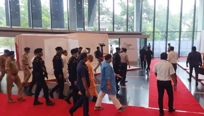 वाराणसी पहुंचे सीएम योगी, रुद्राक्ष सेंटर में इंटरनेट 5जी सेवा के कार्यक्रम में हुए शामिल