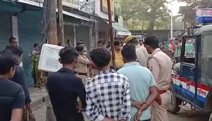 कानपुर: बिजली के पोल पर जूते के फीते से बंधा मिला युवक का शव, हत्या की आशंका
