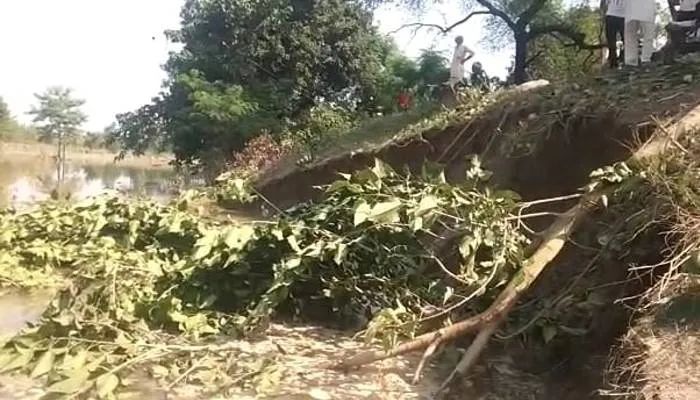 बहराइच: जलस्तर कम होने के बाद भी ग्रामीणों की दूर नहीं हो रहीं दुश्वारियां, तटबंध में तेज हुआ कटान