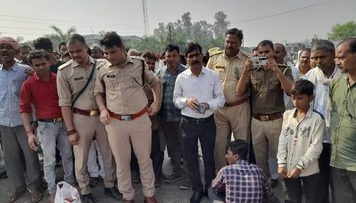 सुल्तानपुर: ग्रामीणों ने राजमार्ग पर शव रखकर किया प्रदर्शन तो दर्ज हुआ केस, जानें मामला