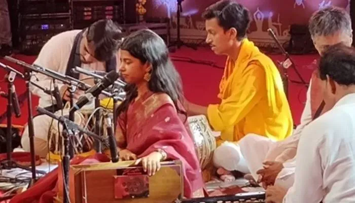 चित्रकूट: रामा रामा रटते-रटते बीती रे उमरिया …मधुबनी की मैथिली ने मधुर राग छेड़ किया मंत्रमुग्ध