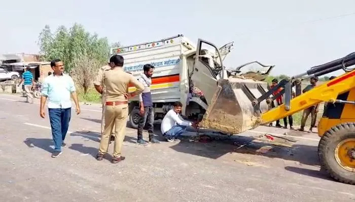 हमीरपुर में भीषण सड़क हादसा, लोडर और डंपर की भिड़ंत में तीन की मौत, चार घायल