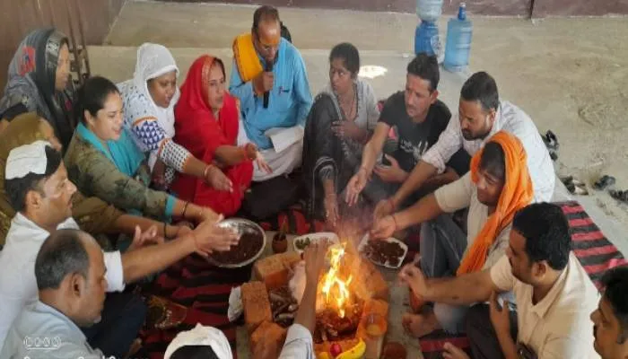 इटावा: हक के लिए हवन, दुआओं के लिए उठे हाथ …बिना वेतन के विजय उत्सव मनाएंगे कर्मचारी