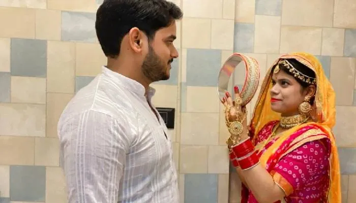 बांदा: सोलह श्रृंगार कर सुहागिनों ने चलनी की ओट से किया चांद और पति का दीदार