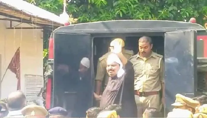 लखनऊ के एंटी करप्शन कोर्ट में पेश किया गया माफिया अतीक अहमद