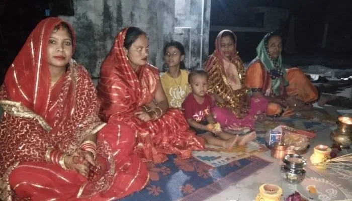 हरदोई: गंगा मैया में जब तक कि पानी रहे… पति की लंबी उम्र के लिए सुहागिनों ने रखा निर्जला व्रत