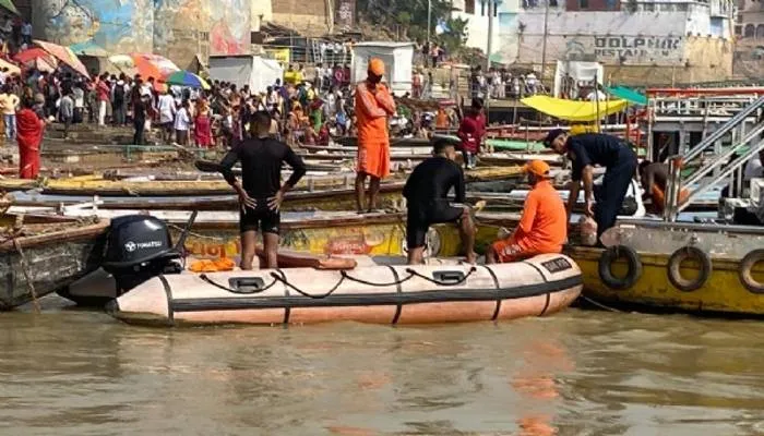 वाराणसी: शीतला घाट पर परिवार के साथ आया बालक गंगा में डूबा, दो लोग बचाये गये