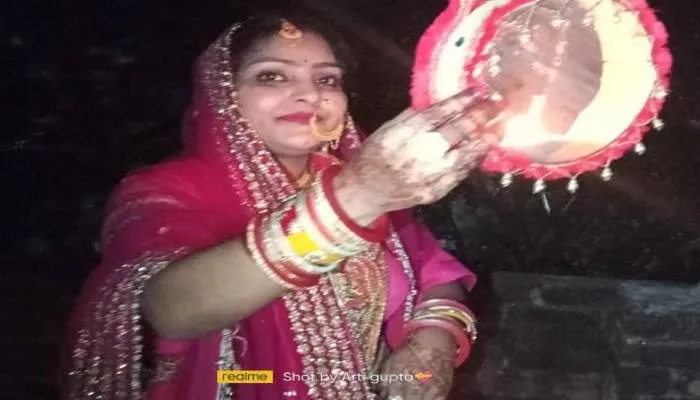 बाराबंकी: करवा चौथ पर महिलाओं ने रखा निर्जला व्रत, चन्द्रमा को अर्घ्य दे पति के दीर्घायु की कामना