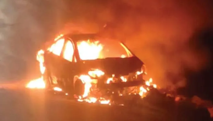आगरा: चलती कार में लगी आग, चालक ने कूदकर बचाई जान