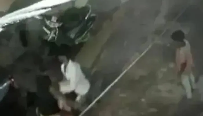 गाजियाबाद: बाइक सवार ने पहले युवक को मारी टक्कर, फिर की पिटाई