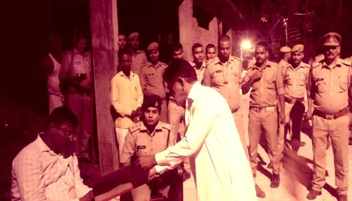 आजमगढ़: राम लीला के दौरना किष्किंधा पर्वत पर ध्वज लगाने को लेकर दो वर्गों में तनाव, सुरक्षा बल तैनात