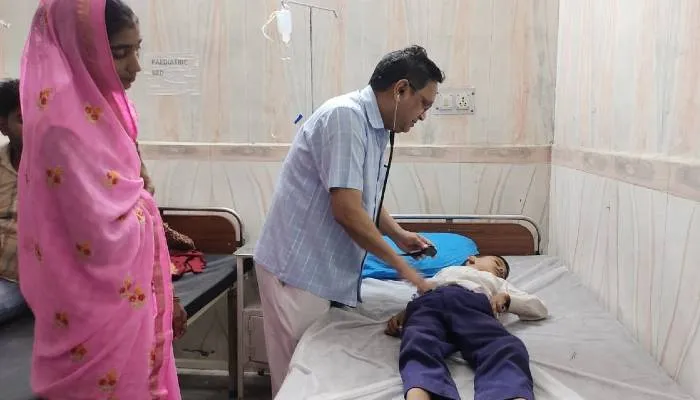 फर्रुखाबाद में फूड प्वाइजनिंग से 16 लोगों की बिगड़ी हालत, भर्ती