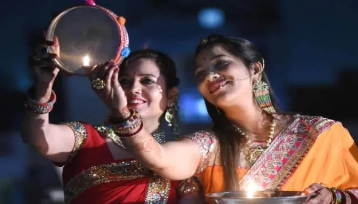 लखनऊ: सुहागिनों ने चंद्रमा को अर्घ्य देकर खोला उपवास, पतिदेव की आरती उतारने के बाद ग्रहण किया जल